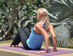 Поза соединения локтей в позе полусидя