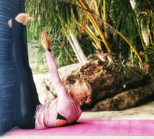 Упражнение у стены - "тянемся к пальцам ног"