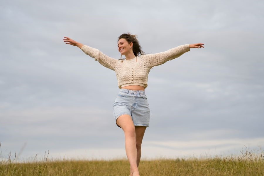 Счастливая девушка с большим количеством энергии