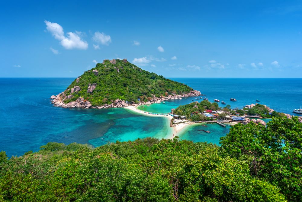 The green mountains and blue sea of Thailand