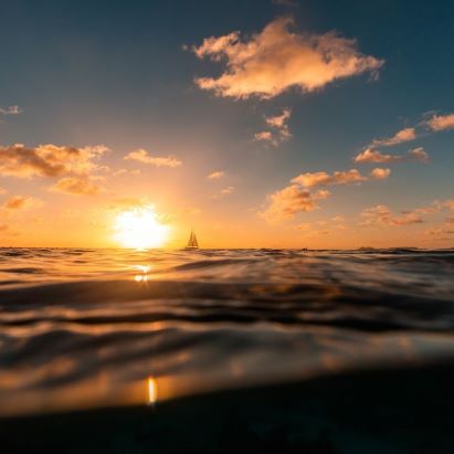 A spectacular sunrise in the ocean