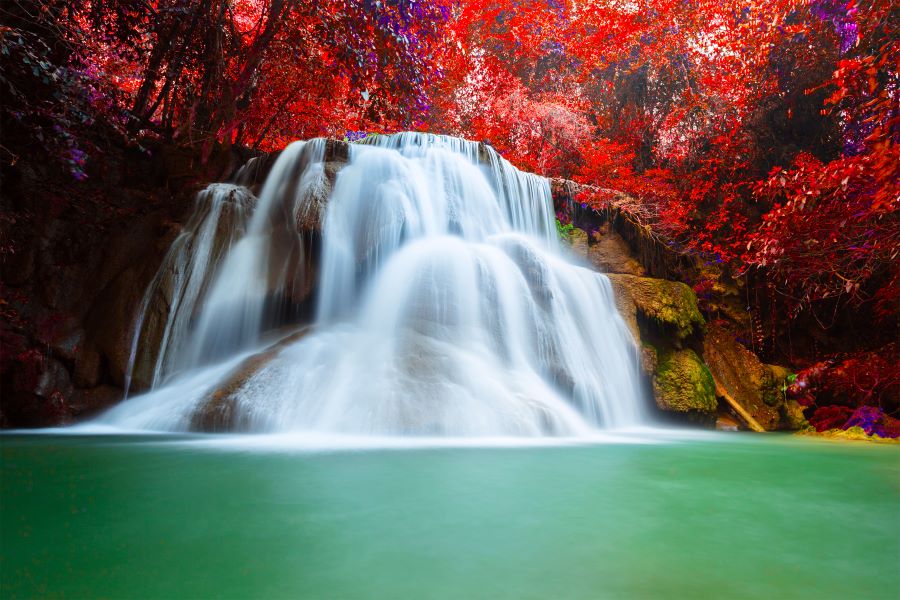 Красивый водопад на острове