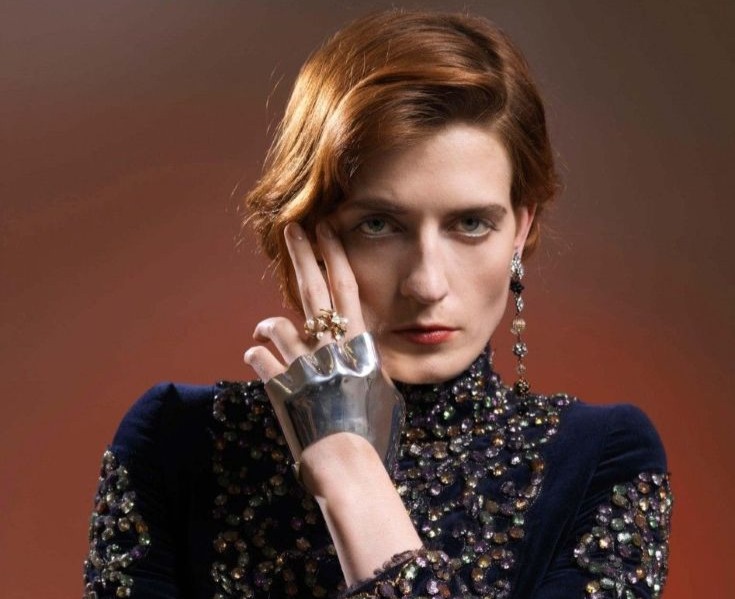 Кольцо на среднем пальце