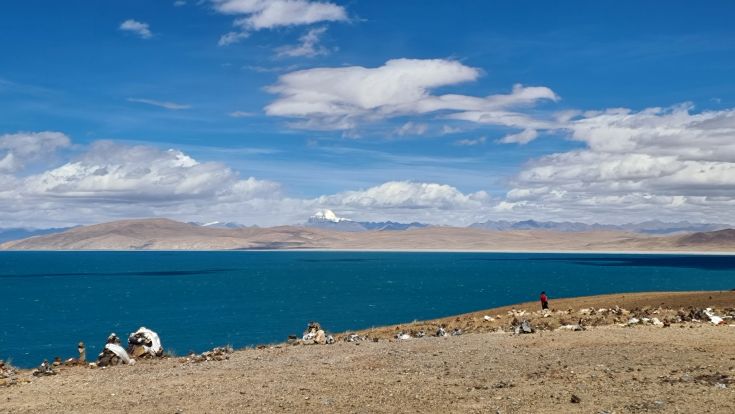 Темно-синие воды озера Ракшас Тал