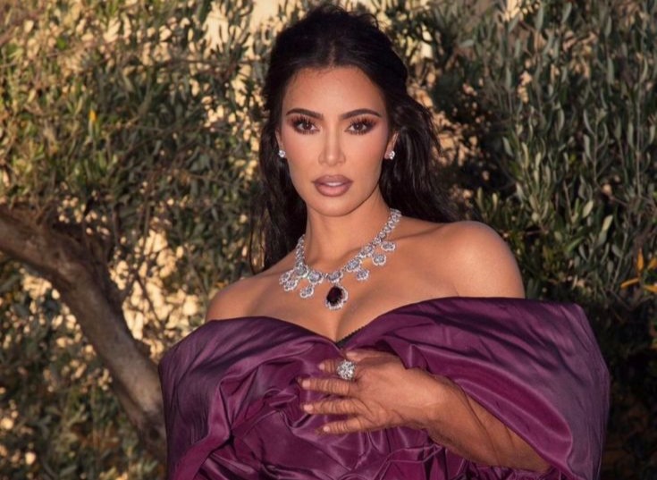 Кольцо на указательном пальце