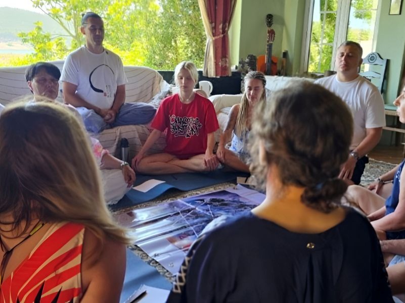 Рома в кругу слушателей (1)